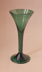 Gezogene Trompeten-Weinglas, Radgravur